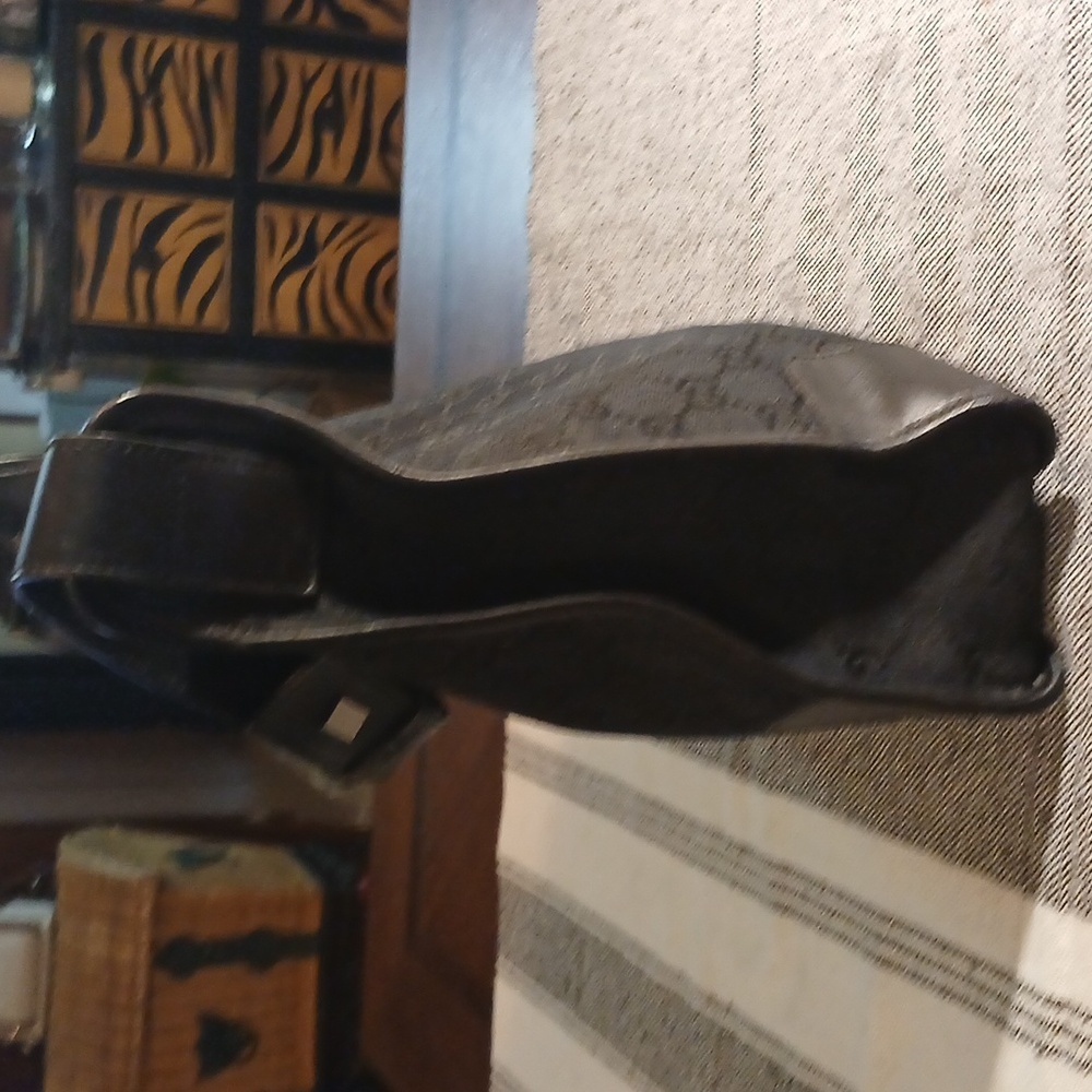 Authentic Gucci Black Hand Bag - Picture 3 of 16